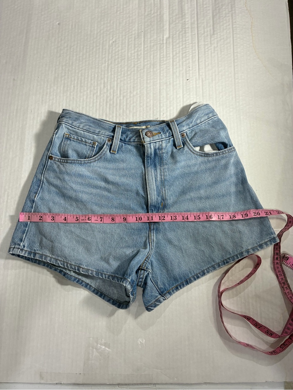 LEVI'S HIGH RISE MOM SHORT - Picture 8 of 16